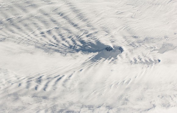 Esta imagen de campo amplio de visión fotografiada por un miembro de la tripulación Expedición 38 de la ISS muestra una franja de este a oeste del océano Índico suroccidental , el 28 de enero de 2014. Dos islas remotas, parte del sur de Francia y Tierras antárticas , aparecen en el centro de la imagen . Isla Posesión (centro derecha ) y la isla del este (centro ) se encuentran a sólo 18 kilometros de largo. Una isla pequeña, Ile aux Cochons ( Pigs Island) , se encuentra a 100 kilómetros al oeste. Cada isla ha puesto en marcha los trenes en forma de V de las ondas , como las olas de proa , como el aire fluye a través de las islas del oeste (derecha a izquierda). Los patrones de las ondas de proa se superponen en la nube baja regional stratus ( manta ) que es tan común en el Océano Índico meridional , a 50 grados de latitud sur . Este punto de vista fue tomada desde más de 400 kilómetros por encima de la superficie del mar y revela las relaciones que no pudieran ser entendidos fácilmente por alguien de pie en una de las islas . Por ejemplo , las islas más grandes y más altos producen olas más grandes. Así que el mayor se están generando por la Isla Posesión ( 934 metros sobre el nivel del mar en el punto más alto), y de las islas del este , frente a las olas más pequeñas desarrolladas a favor del viento de la pequeña isla de Pingouins ( 340 metros sobre el nivel del mar alto, invisible debajo de la cubierta de nubes ) . (NASA )