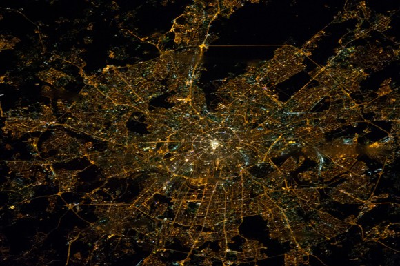  La forma de araña de Moscú, Rusia, ocupa la mayor parte de esta imagen fotografiada por la noche las Expedición 38 miembros de la tripulación a bordo de la ISS el 29 de enero de 2014. El puesto de avanzada orbital estaba a una altitud de cerca de 240 millas ( 386 kilometros ) cuando un miembro de la tripulación registró esta imagen . (NASA )