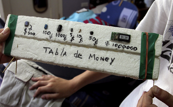 Estas piezas controlan el transcurso de energía en el circuito. Las utilizo como dinero para jugar. Una pieza rara puede costar 50 “esporetas”, que es como les digo. Foto: Ladyrene Pérez / Cubadebate.