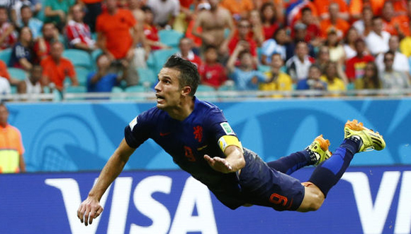 Robin van Persie se lanza "en palomita" por el balón para buscar el primer gol de Holanda en el partido