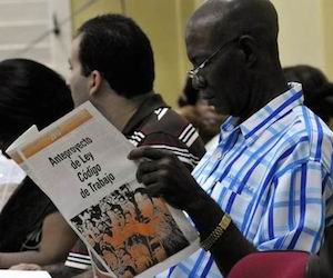 Un cubano estudia el Anteproyecto del Código del Trabajo. Foto: Archivo
