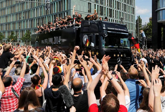 Los tetracampeones fueron aclamados por miles de personas en las calles berlinesas. (Reuters)