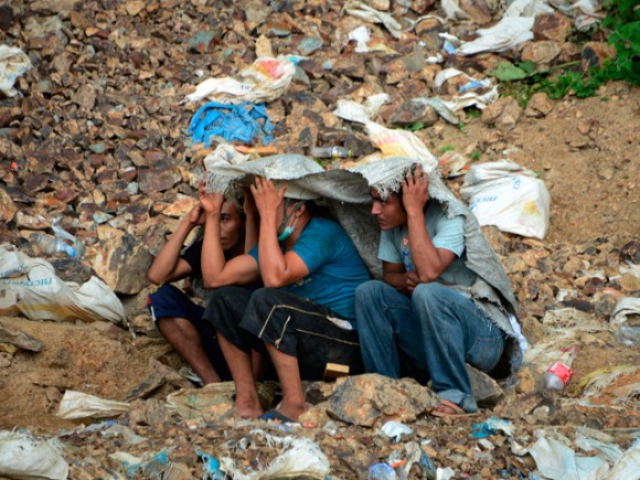 Familiares de los once mineros artesanales atrapados en una mina, que se derrumbó la noche del miércoles 2 de julio, en la comunidad de San Juan Arriba, en el sur de Honduras, permanecen a la espera de noticias. | Fuente: AFP