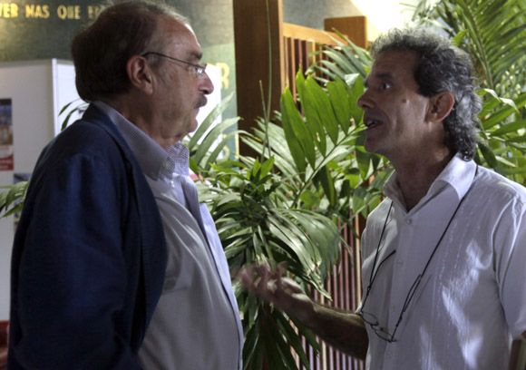 Ramonet conversa con el editor del libro Jorge Fernandez. Foto: Ismael Francisco/Cubadebate.