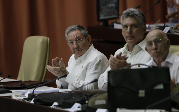  Asiste Raúl a sesión plenaria del Parlamento cubano