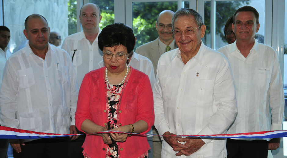 Raúl junto a la directora de la OMS, Margaret Chan. Foto: Ladyrene Pérez/ Cubadebate