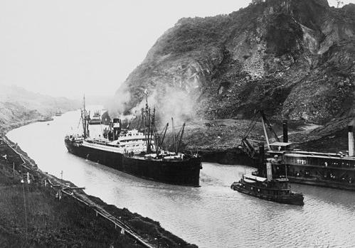 Primer viaje a través del canal el 15 de agosto de 1914.