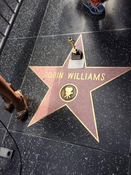 Fans de Robin Williams (1951 - 2014) recuerdan al actor en su estrella del Paseo de la Fama de Hollywood.