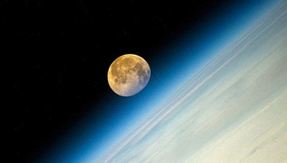 La superluna del año : Superluna desde la ISS