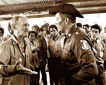El General Omar Torrijos Herrera mantiene conversacion con los trabajadores de el proyecto reforestal ubicado en la hidroelectrica la yeguada. 6 de junio de 1971.