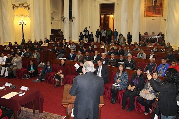 Abrió el acto el congresista Manuel Dammert, quien, por iniciativa del Comité Peruano de Solidaridad con los 5, promovió el evento.