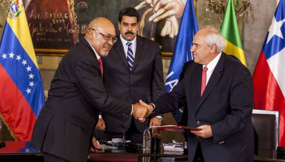 El expresidente colombiano, Ernesto Samper, fue juramentado por el jefe de Estado de Surinam, Desiré Bouterse, presidente protempore de UNASUR. Foto: EFE.