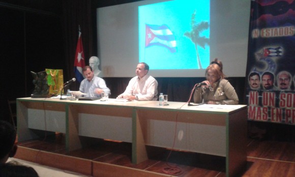 Fernando comparte con el colectivo de emigrados cubanos en España. Junto a él el embajador Eugenio Martínez. Foto: EMBACUBA España / Cubadebate