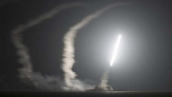 Lanzamiento de un cohete Tomahawk en Siria. Foto: AP.