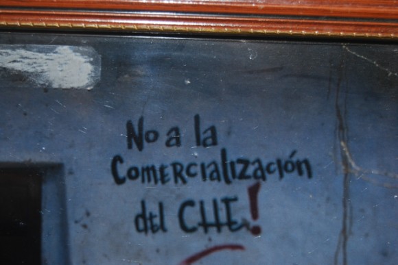 No a la comercialización del Che, pintada en La Higuera. Foto Víctor Casaus