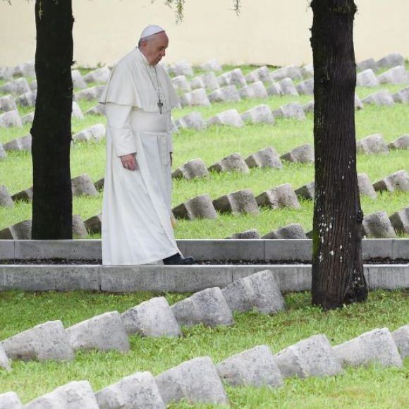 Resultado de imagen para Papa Francisco: La tercera guerra mundial se esta dando por pedazos