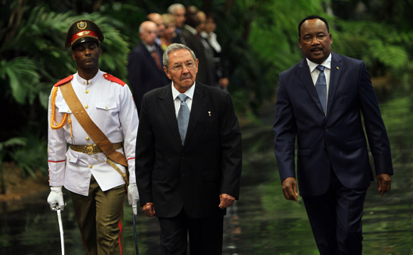 Recibe el presidente cubano Raúl Castro a su homologo de Niger, Mahamadou Issoufou en el Palacio de la Revolución. Foto: Ismael Francisco/Cubadebate.