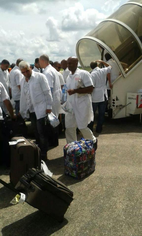 En la mañana de este miércoles arribaron a Sierra Leona los médicos cubanos que se unirán a la lucha contra el ébola en ese país. Foto: Embajada de Cuba en Ghana/ Facebook