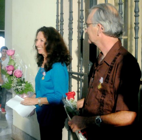 Acto de entrega de la Medalla de la Amistad a Alicia Jrapko (I) y William (Bill) Hackwell (D), del Comité de Solidaridad con Los Cinco, realizado en la sede del Instituto Cubano de Amistad con los Pueblos (ICAP), en La Habana, Cuba, el 2 de octubre de 2014 . AIN FOTO/Oriol de la Cruz ATENCIO / Cubadebate