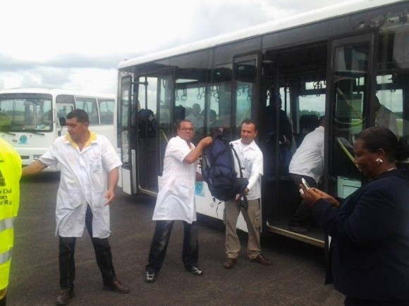 Llegada de los médicos cubanos. Foto: Embajada de Cuba en Gana.