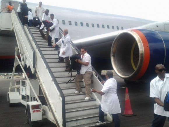 Llegada de los médicos cubanos. Foto: Embajada de Cuba en Gana.