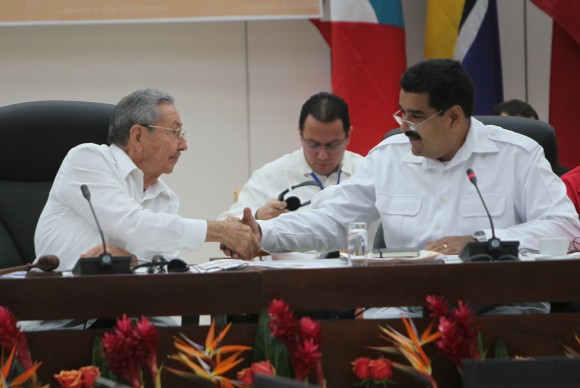 Raúl y Maduro conversan informalmente en un momento de la Cumbre de La Habana. Foto: Ismael Francisco/ Cubadebate.