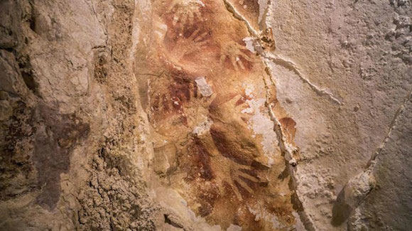 Fotografía facilitada por Nature de las pinturas prehistóricas de 39.000 años de antigüedad descubiertas en la isla de Célebes (Indonesia) por un grupo de arqueólogo australianos e indonesios.EFE