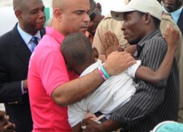 El Primer Ministro sostuvo un intercambio fraternal con los colaboradores cubanos interesándose por la labor que éstos desempeñan y agradeció el trabajo destacado que realizan los técnicos en la atención a los discapacitados haitianos. Foto: Franck RIMPEL.