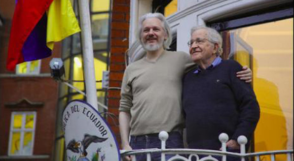 Noam Chomsky visitou Julian Assange