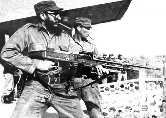 Fidel en práctica de tiro probando una ametralladora de trípode sostenida en las manos. La foto estaba dentro de un cuarto que sirvió de laboratorio fotográfico en el CENSA. Autor desconocido. Imagen restaurada por Cubadebate.