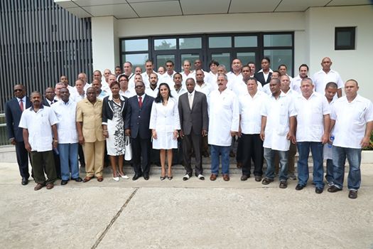 Brigada médica cubana en Guinea contra el ébola junto al presidente de ese país y la embajadora de Cuba el pasado 23 de octubre.