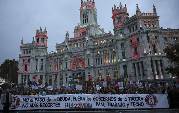 Cientos de personas se han manifestado esta tarde por las calles del centro de Valencia en las "Marxes per la dignitat" bajo el lema "No a la corrupción!". Foto: EFE