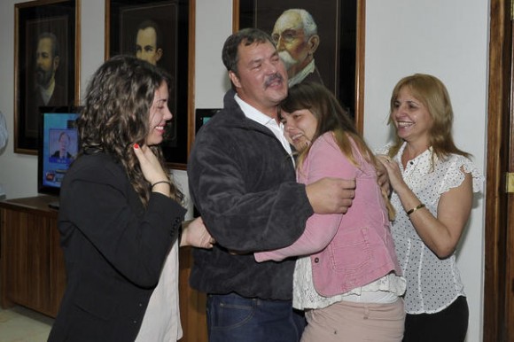 Nuestro héroe Ramón Labañino(C), con su esposa Elisabeth, y dos de sus hijas,  a su arrivo a la patría, en La Habana, el 17 de diciembre de 2014.    AIN  FOTO/ Estudios Revolución