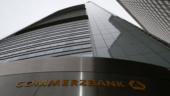 Commerzbank tiene su sede principal en Frankfurt y es actualmente la segunda mayor institución bancaria de Alemania, solo superada en activos y operaciones por el Deutsche Bank, y está considerado como el quinto banco más poderoso del mundo. | Foto: Reuters.