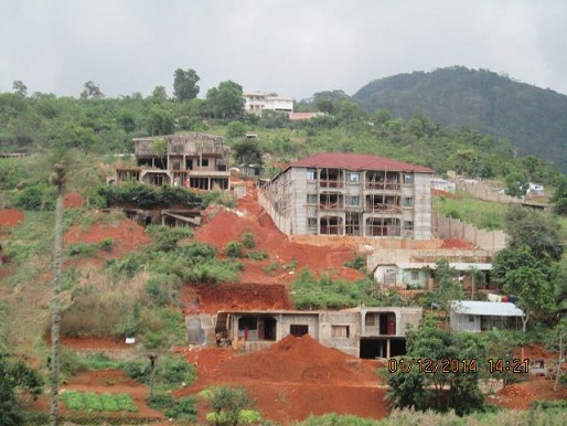 Edificaciones a medio hacer abandonadas en Sierra Leona debido a la epidemia. Foto Enmanuel / Archivo Cubadebate