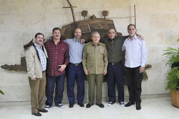 Raúl Castro en el encuentro con Gerardo Hernández, Ramón Labañino y Antonio Guerrero. Foto: Estudios Revolución