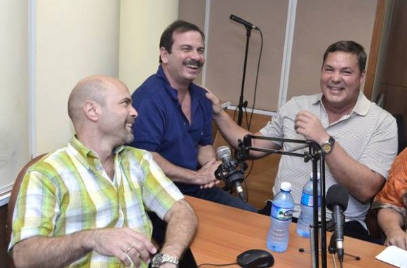 De izquierda a derecha: Gerardo, Fernando y Ramón en el programa "La luz en lo oscuro". Foto: Radio Rebelde/ Facebook