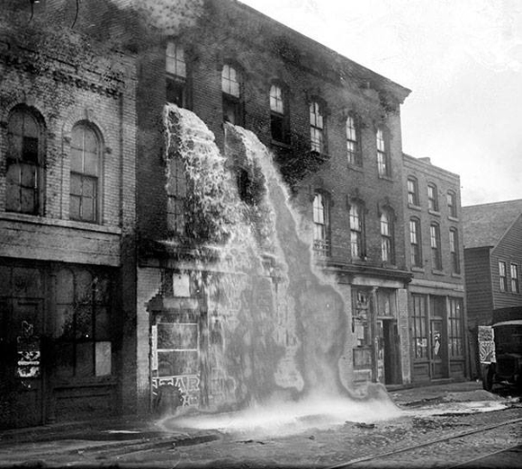 Alcohol ilegal siendo derramado durante la Ley Seca, Detroit, 1929.