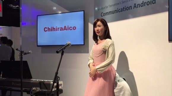 Toshiba presenta un robot realista que habla y canta
