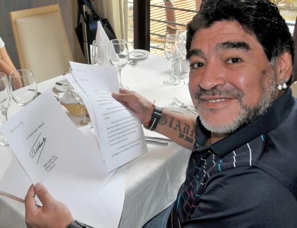 Diego Armando Maradona recibe en La Habana la carta enviada por Fidel,  12 de enero de 2015. Foto: Ricardo López Hevia