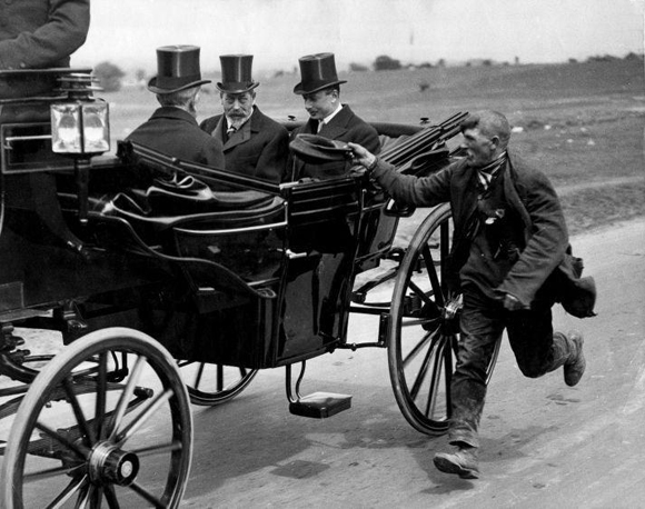 Un mendigo corriendo junto al carruaje del rey Jorge V, 1920