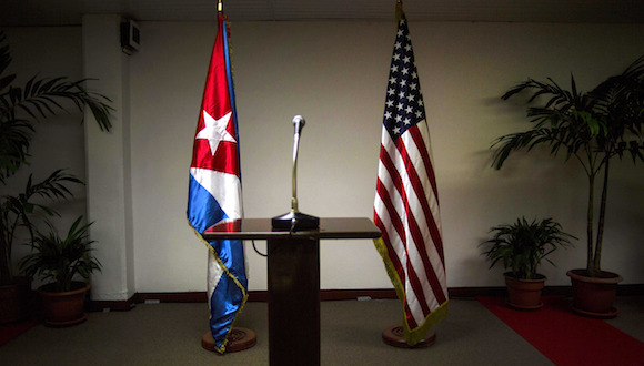 Las banderas de Cuba y EEUU en la sala del Palacio de las Convenciones, donde se han producido las conferencias de prensa de las delegaciones oficiales a la Ronda de conversaciones entre Cuba y EEUU. Foto: Ramón Espinosa/ AP