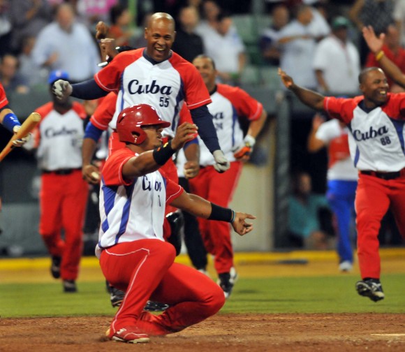 Serie del Caribe 2015 CUB-PR. Gana Cuba 3 x 2. Alarcón anota la carrera decisiva por jit de Roel Santos. Foto: Ricardo López Hevia / Enviado de Granma / Cubadebate
