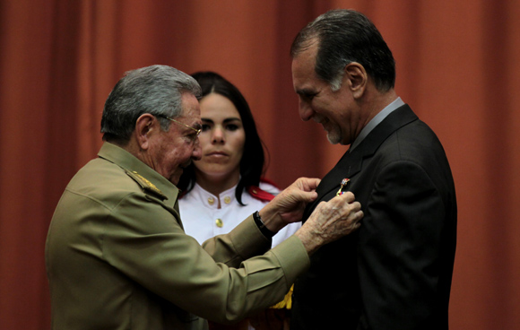 Imponen el Título de Héroe de la República de Cuba y la Orden Playa Girón a los Cinco. Foto: Ladyrene Pérez/ Cubadebate.