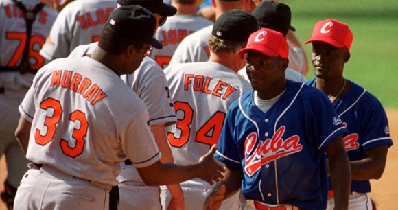 Los Orioles de Baltimore y el equipo Cuba durante el juego de exhibición de 1999.