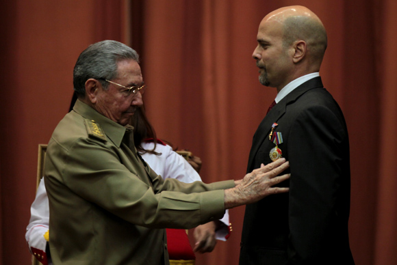 El Presidente Cubano impone el Título de Héroe de la República de Cuba y la Orden Playa Girón a Gerardo Hernández. Foto: Ladyrene Pérez/ Cubadebate.
