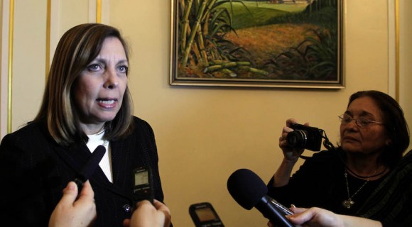 Josefina Vidal conversa con la prensa que asistió a las conversaciones en Washington. Foto: Ismael Francisco/ Cubadebate