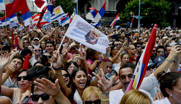 Miles de uruguayos se hicieron presentes en la Plaza de la Independencia para despedir al Pepe. Foto: AP