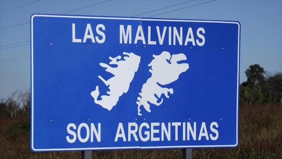 El lema "Las Malvinas son argentinas", en referencia a la reclamación de soberanía argentina sobre el archipiélago del Atlántico sur.