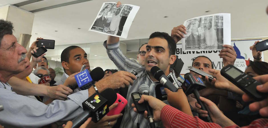Ricardo Guardia Lugo, presidente de la OCLAE, muestra la imagen en que uno de los mercenarios que se encuentran en Panamá aparece fotografíado con Félix Rodríguez, el asesino del Che. Foto: Juvental Balán/ Granma